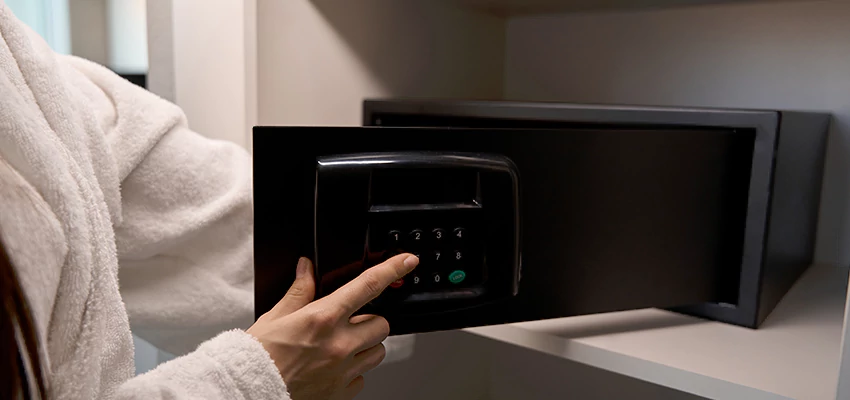 Safe Unlocking Service Company in Silver Lakes, California